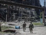Militares rusos, junto a la planta metalúrgica de Azovstal, en la ciudad ucraniana de Mariúpol, en ruinas tras los combates entre el ejército ruso y los defensores ucranianos de la fábrica, que se rindieron tras un mes de resistencia.