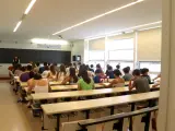 Estudiantes durante la primera prueba de las PAU en Cataluña este martes en un aula de la Universitat de Girona (UdG).