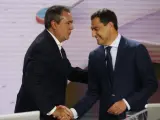 Juanma Moreno y Juan Espadas se saludan antes del debate del lunes.
