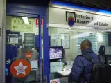 Administración de lotería en la zona del AVE de la Estación de Atocha, en Madrid.