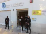 Agentes en la Oficina de Extranjería de Almería.