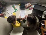Un niño estudia y hace los deberes en casa con la ayuda de su madre/Eduardo Parra / Europa Press