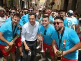 Juanma Moreno, con una banda de música en el desfile de la Tarasca en Granada.