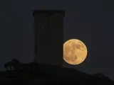 Vista de la &uacute;ltima luna llena de esta primavera, conocida tambi&eacute;n como superluna de fresa, al lado de la Torre da Pena, en Xinzo de Limia (Ourense).