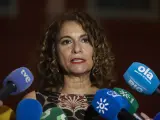 La ministra de Hacienda, María Jesús Montero, atendiendo a los medios.