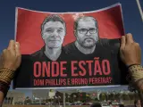 Manifestantes muestran retratos del periodista británico Dom Phillips y el indigenista brasileño Bruno Pereira Araújo, durante una protesta en Brasilia por la desaparición de ambos en la Amazonía brasileña.