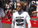 Sebastian Vettel, con una camiseta por la paz en Ucrania