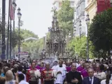 La Custodia de Arfe en la calle durante la celebración de la procesión del Corpus Christi en Sevilla.