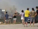 Varias personas observan los incendios en Artesa de Segre y Corbera d'Ebre, el 15 de junio de 2022.