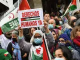 Varias personas, con banderas saharauis, participan en una manifestación convocada por la Coordinadora Estatal de Asociaciones Solidarias con el Sáhara (CEAS-Sáhara), frente al Ministerio de Asuntos Exteriores, el 26 de marzo de 2022, en Madrid (España).