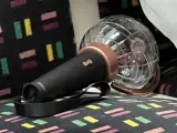 Este curioso objeto es una palo con esfera de luz que encienden los fans del grupo K-pop, ATEEZ, en cada uno de sus conciertos.