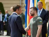 Zelenski y Macron se saludan en Kiev.