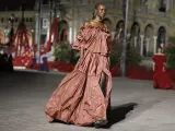 Modelos de Dior, durante la presentaci&oacute;n en la Plaza de Espa&ntilde;a de Sevilla de su colecci&oacute;n 'Crucero 2023', dise&ntilde;ada por Maria Grazia Chiuri.