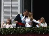 Los reyes y sus hijas saludan desde el balc&oacute;n del Palacio Real, en Madrid, el d&iacute;a de su proclamaci&oacute;n como monarca de Felipe de Borb&oacute;n.