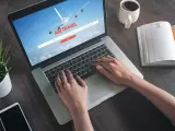 Persona buscando billete de avión. *Landing page design made by author