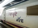Cabecera de un tren AVE de Renfe en las vías de la Estación de Atocha, en Madrid.