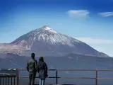 Dos personas observan el Teide.