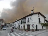 El humo provocado por los distintos incendios forestales que se han declarado en Navarra, ha llegado a la localidad de Undiano, situado a 13 kilómetros de Pamplona.