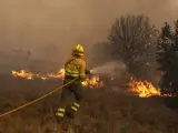 Trabajos de extinción del incendio en la Sierra de la Culebra.