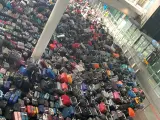 Cientos de maletas abarrotan la terminal 2 del aeropuerto de Heathrow debido a un fallo técnico.