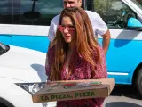 La cantante Shakira sale de un coche con una caja de pizza, el pasado 10 de junio en Barcelona.