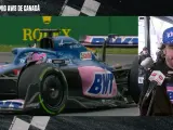 Alonso demostrando sus intenciones frente a Verstappen