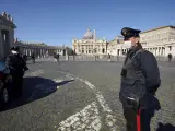 Dos carabineri en la plaza de San Pedro en el Vaticano, en una imagen de archivo.Carabineri (Italian paramilitary police officers) patrol an empty St. Peter's Square at the Vatican, Wednesday, March 11, 2020.