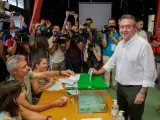 El candidato del PSOE a la presidencia de la Junta de Andalucía, Juan Espadas, ejerce su derecho al voto en un colegio electoral de Sevilla.