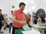El vicepresidente de la Junta de Andalucía y candidato por Ciudadanos, Juan Marín, ha votado en la biblioteca municipal de Sanlúcar de Barrameda (Cádiz).