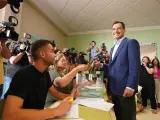 El candidato 'popular' a la reelección como presidente de la Junta, Juanma Moreno, ha votado en el colegio 'Sagrado Corazón' de Málaga.