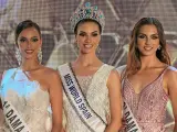 La castellonense Paula Pérez Sánchez (centro), coronada 'Miss World Spain 2022, junto a la Primera Dama, Andrea Franco (izq.), y la Segunda Dama, María José García (der.).