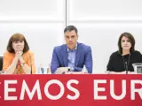 De izquierda a derecha: Cristina Narbona, presidenta del PSOE; Pedro Sánchez, secretario general de los socialistas y presidente del Gobierno; y Adriana Lastra, número dos de la formación.