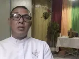 El matrimonio entre personas del mismo sexo está prohibido en Filipinas. Sin embargo, este sacerdote celebra bodas LGBTQ, porque cree la iglesia debe cambiar y no aferrarse a los valores del pasado.