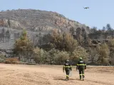 Investigadores de los Agentes Rurales con un dron en el lugar en el que comenz&oacute; el incendio de Artesa de Segre (Lleida).