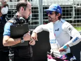 Fernando Alonso y su ingeniero de pista, Karel Loos