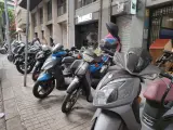 Motos mal aparcadas sobre la acera en Barcelona.