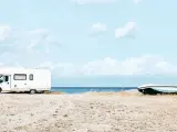 Autocaravana en la playa.