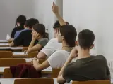 Una estudiante levanta el brazo el día en que dan comienzo las pruebas de acceso a la universidad 2022, a 7 de junio de 2022, en Valencia, Comunidad Valenciana (España).