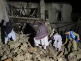 Equipos de rescate buscan supervivientes en Gayan, Afganistán, tras el terremoto de 5,1 grados que sacudió la provincia de Paktika, en el este del país.