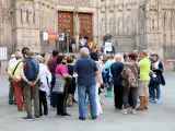 Grupo de turistas en la puerta de la Catedral de Barcelona, en Ciutat Vella.