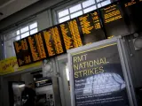 Un cartel en la estación londinense de Euston informa a los viajeros de la huelga ferroviaria en el Reino Unido.