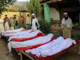 Varias personas en un funeral improvisado de víctimas del grave terremoto en Afganistán del 22 de junio de 2022.