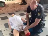 Un agente de Policía haciendo un torniquete.