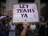 Una mujer con un cartel en el que se lee: 'Ley Trans Ya', en una manifestación a favor de la Ley Trans, frente a la manifestación en contra de la Ley Trans, a 26 de junio de 2021, en Madrid (España).