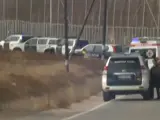 Vehículos policiales junto a la valla de Melilla, tras el salto.