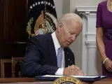 Joe Biden firma la Ley Bipartdista por unas Comunidades Más Seguras.