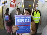 Tripulantes de cabina (TCP) de Ryanair protestan a las puertas del aeropuerto Adolfo Suárez-Madrid Barajas.