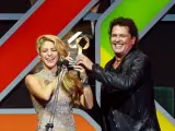 Carlos Vives y Shakira recogen un premio, en una imagen de archivo.