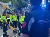 Los servicios de emergencia atienen a cinco heridos en una reyerta en la calle Illescas, Aluche (Madrid).
