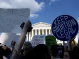 Manifestación contra el fallo que prohíbe el aborto frente al Tribunal Supremo en Washington (EE UU).
